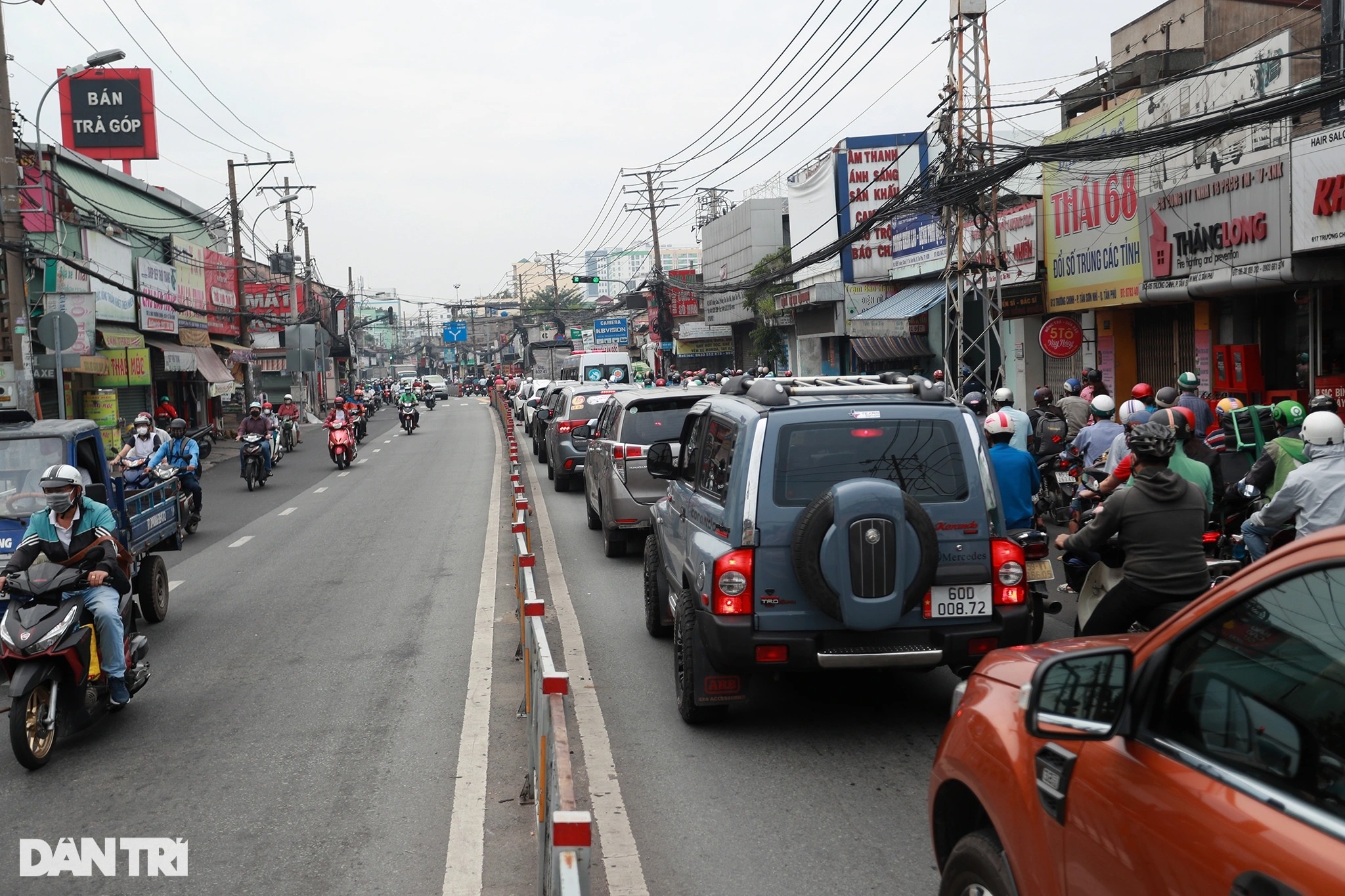 Đường phố ùn tắc trong buổi sáng ngày đầu tiên khi TPHCM mở cửa - 6 Đường phố ùn tắc trong buổi sáng ngày đầu tiên khi TPHCM mở cửa - 6