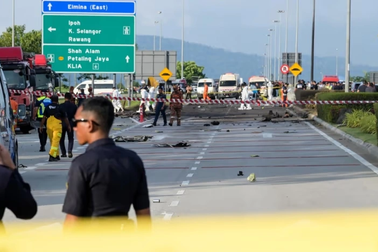 Máy bay rơi xuống đường cao tốc ở Malaysia, 10 người thiệt mạng