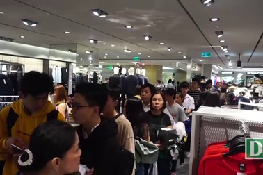 Đổ xô đi "săn" hàng giảm giá ngày "thứ 6 đen tối"