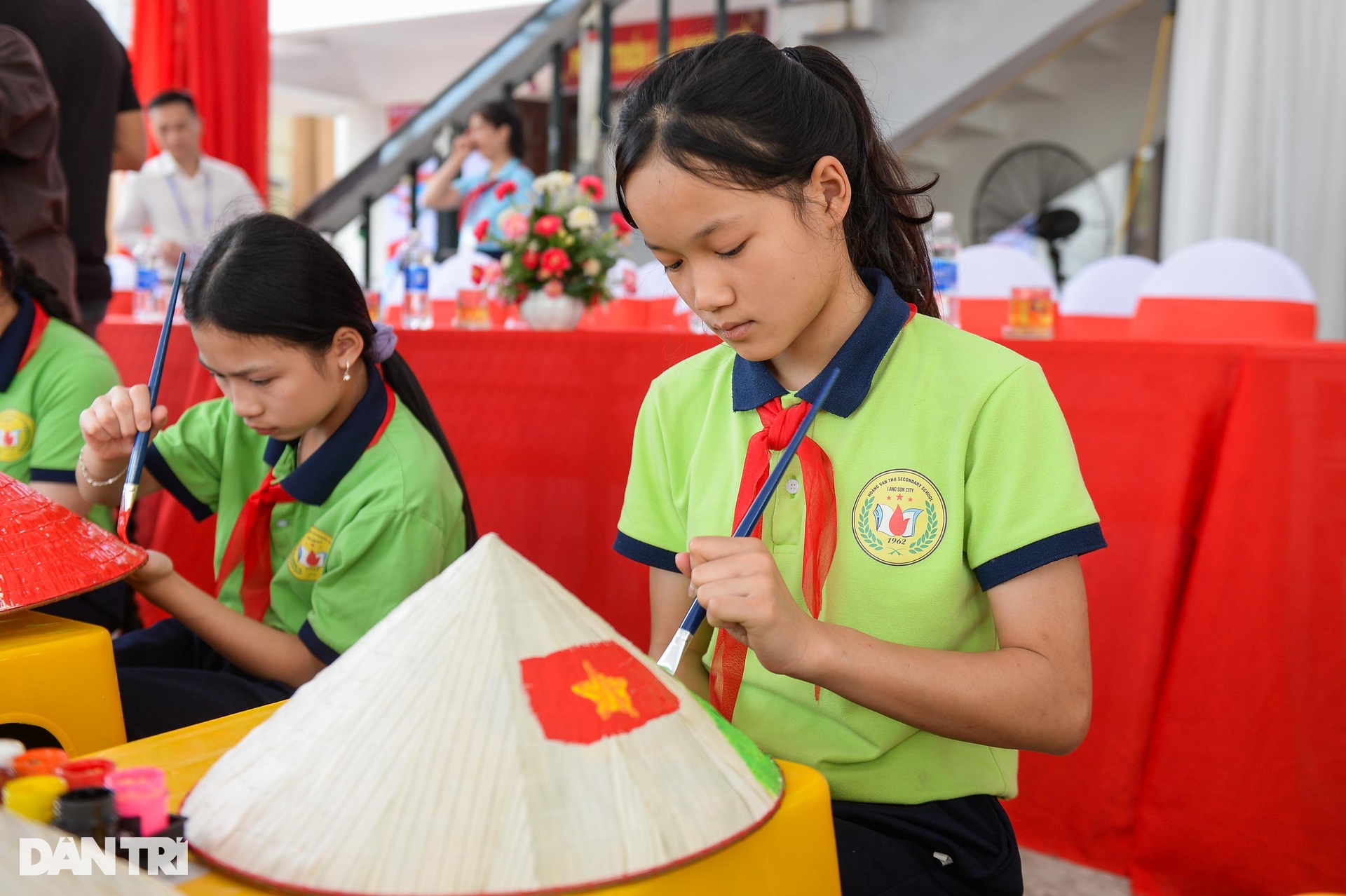 Học sinh Trung Quốc hào hứng nặn gốm, vẽ nón lá Việt Nam - 7 Học sinh Trung Quốc hào hứng nặn gốm, vẽ nón lá Việt Nam - 7