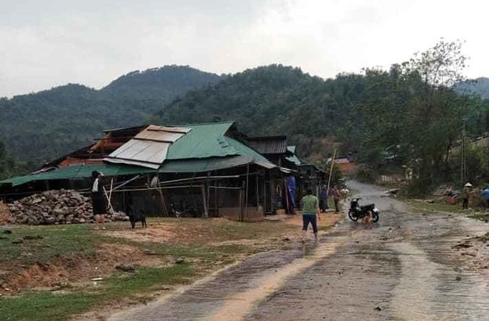 Mưa đá, lốc xoáy khiến hàng chục ngôi nhà hư hỏng - 9 Mưa đá, lốc xoáy khiến hàng chục ngôi nhà hư hỏng - 9