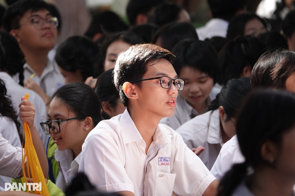 Học sinh cuối cấp rơi nước mắt ngày tổng kết, kể những đêm học đến 2h - 15