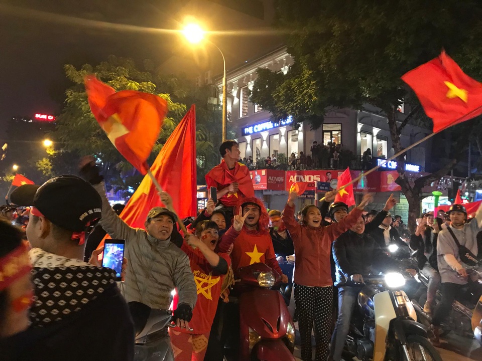 Hàng vạn người hâm mộ xuống đường mừng U22 Việt Nam vô địch SEA Games - 41 Hàng vạn người hâm mộ xuống đường mừng U22 Việt Nam vô địch SEA Games - 41
