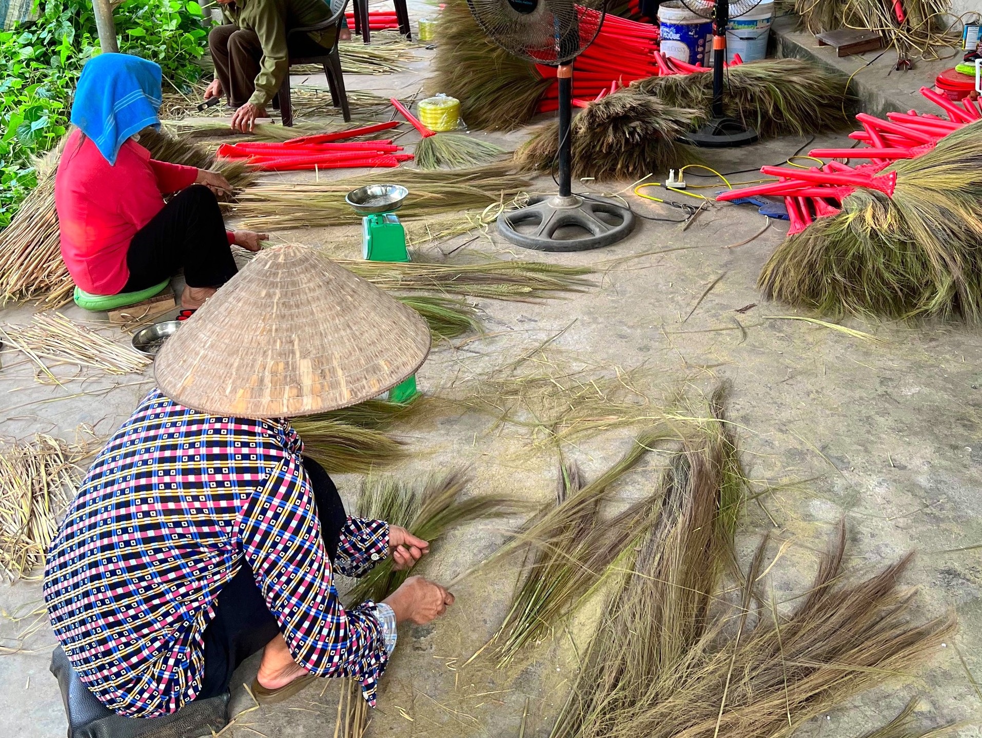 200 किलोमीटर मोटरसाइकिल चलाकर सामान बेचने का प्रयास, झाड़ू से कैसे अमीर बना जा सकता है? - 3 Chạy xe máy 200km bán hàng để tìm lời giải, sao làm giàu được từ chổi chít? - 3