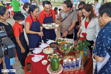Gia đình miền Tây tụ hội cùng trổ tài nấu ăn, diễn văn nghệ, đấu bi sắt