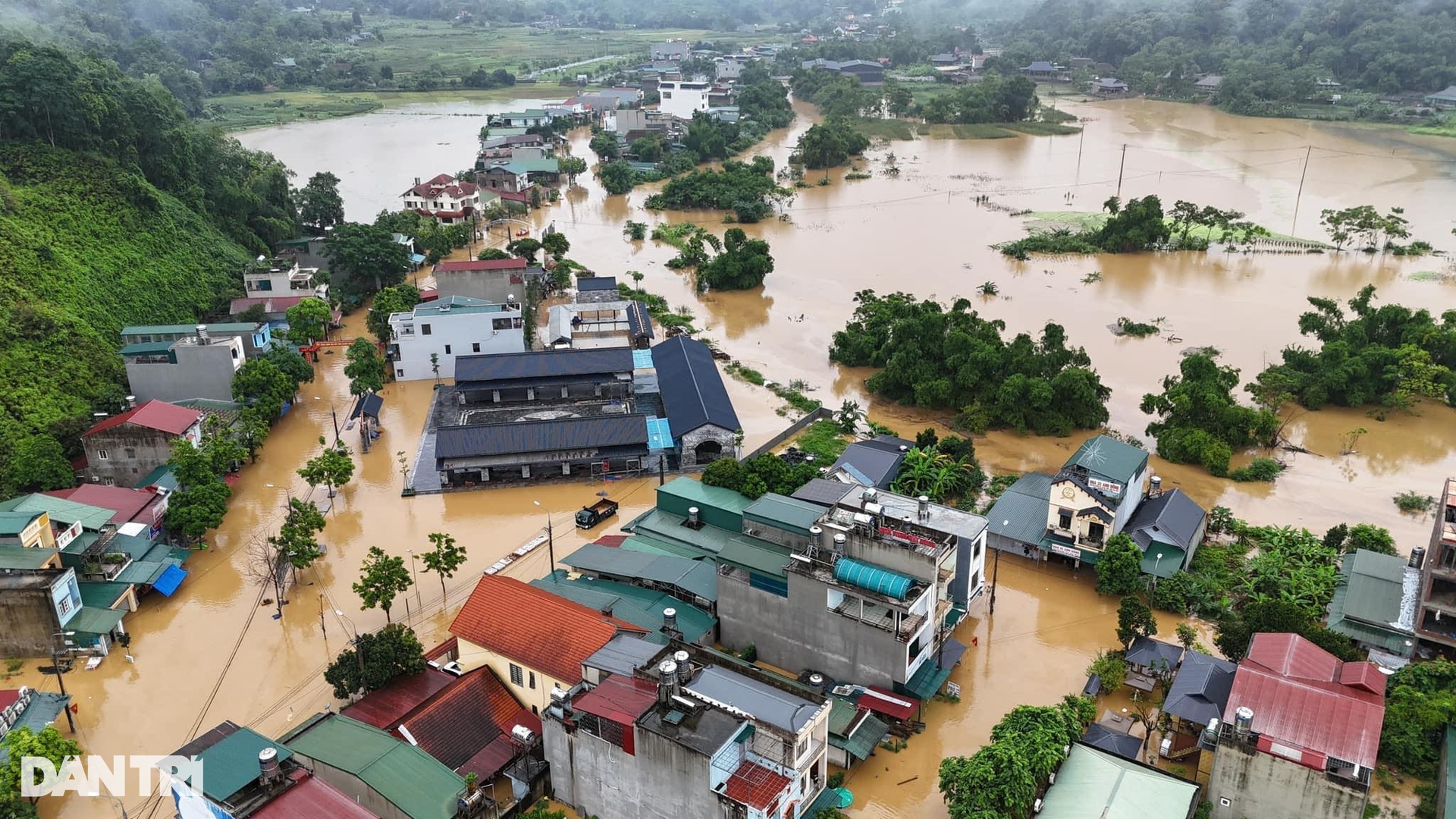 Ô tô mắc kẹt trên phố, nhà cửa ngập trong biển nước ở TP Hà Giang  - 1