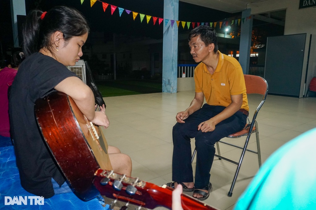 Điều diệu kỳ trong lớp học đàn miễn phí của thầy giáo khuyết tật - 13 Điều diệu kỳ trong lớp học đàn miễn phí của thầy giáo khuyết tật - 13