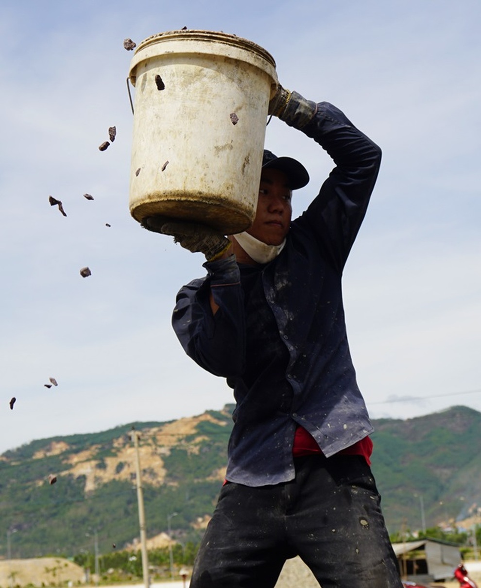 Hướng dẫn viên du lịch mướt mồ hôi ở... công trình xây dựng - 5 Hướng dẫn viên du lịch mướt mồ hôi ở... công trình xây dựng - 5