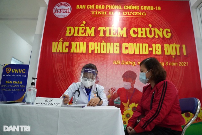 Cận cảnh những mũi tiêm vắc xin phòng dịch Covid-19 đầu tiên tại Việt Nam - 7 Cận cảnh những mũi tiêm vắc xin phòng dịch Covid-19 đầu tiên tại Việt Nam - 7