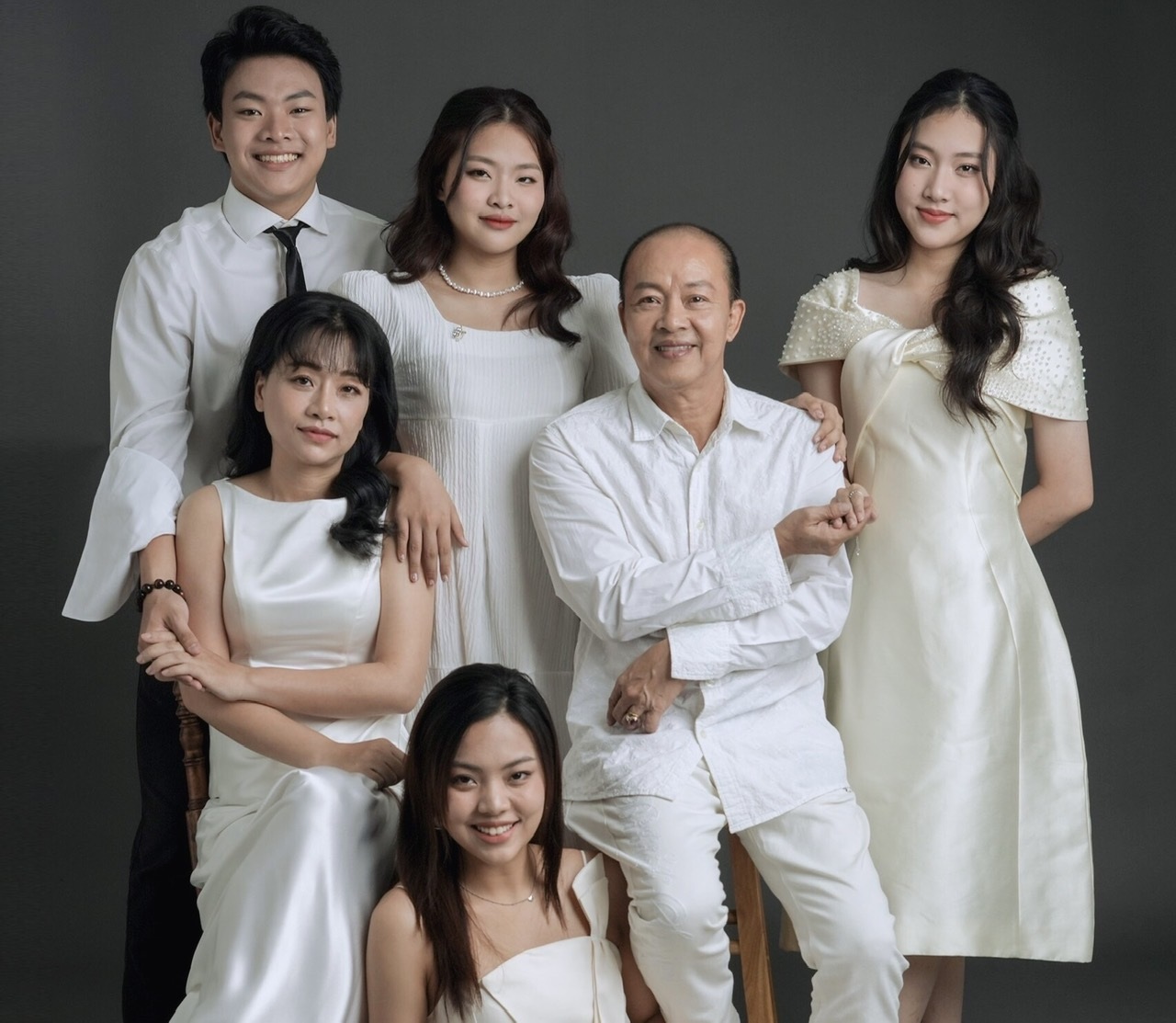 Meritorious Artist Duc Hai, 62 years old: Living a leisurely life with his wife and children, loves cooking, learning foreign languages - 2 NSƯT Đức Hải tuổi 62: Sống an nhàn bên vợ con, thích nấu ăn, học ngoại ngữ - 2