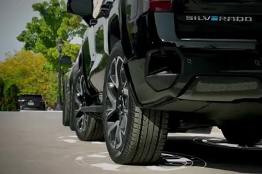 Xe bán tải điện Chevrolet Silverado cũng có chế độ đi ngang