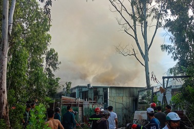 Cháy xưởng cơ khí kèm tiếng nổ lớn, cảnh sát kéo 500m đường ống để dập lửa