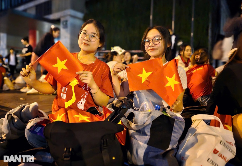 Thức xuyên đêm chờ xem tổng duyệt diễu binh, diễu hành ở TPHCM - 2 Thức xuyên đêm chờ xem tổng duyệt diễu binh, diễu hành ở TPHCM - 2