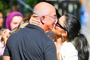 Tỷ phú Jeff Bezos và bạn gái "đốt mắt" người qua đường tại New York