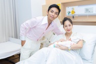 Khánh Thi sinh con thứ 3, Phan Hiển: "Nghe tiếng con khóc, tôi khóc theo"