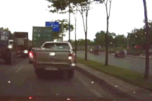 Lái xe leo qua dải phân cách có bị phạt?