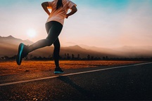 Khoa học sau mỗi bước chân: Vì sao đi bộ tốn ít calo hơn chạy?