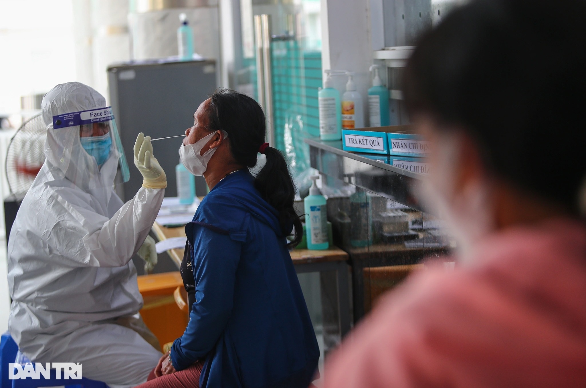 Bệnh nhi vật vờ, chen chúc nhau đi test Covid-19 ở bệnh viện tại TPHCM - 11 Bệnh nhi vật vờ, chen chúc nhau đi test Covid-19 ở bệnh viện tại TPHCM - 11