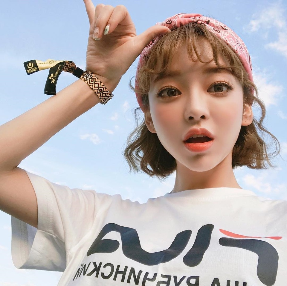 Hot girl xứ Hàn sở hữu gương mặt ngây thơ, xinh đẹp tựa búp bê - 1