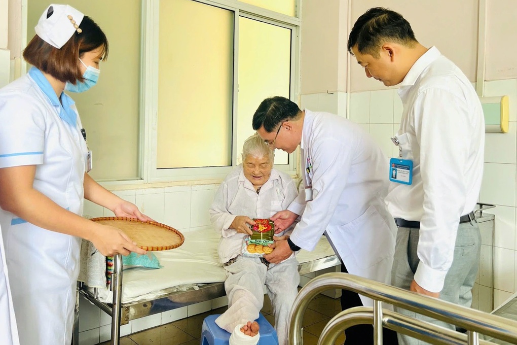 Những trẻ bệnh thận ăn bữa cơm Tết trong viện và nỗi niềm của phụ huynh - 5 Những trẻ bệnh thận ăn bữa cơm Tết trong viện và nỗi niềm của phụ huynh - 5