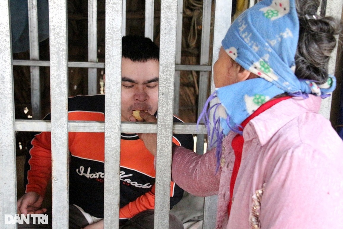 20 năm phải nhốt con trong cũi sắt, bữa cơm nào người mẹ già cũng khóc - 4 20 năm phải nhốt con trong cũi sắt, bữa cơm nào người mẹ già cũng khóc - 4