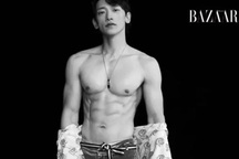 “Ông bố hai con” Bi (Rain) vén áo khoe cơ bụng hoàn hảo