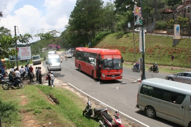 Cụ bà sang đường bất cẩn, bị xe khách cán tử vong