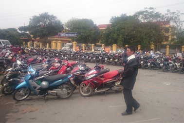 “Choáng” với phí gửi xe ngất ngưởng tại hội Lim