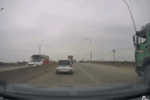 Xác minh clip ô tô tải liên tục tạt đầu ô tô con trên đường ở Hà Nội