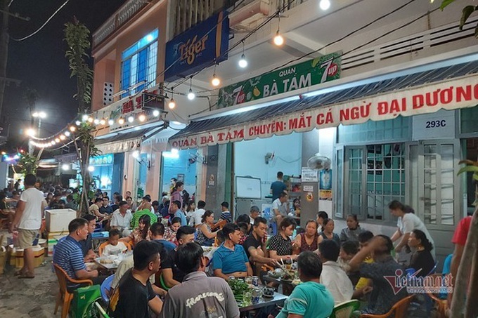 Ngỡ biển Phú Yên vắng, cả ngàn người đổ về kín bãi tắm dịp nghỉ lễ - Ảnh 9.