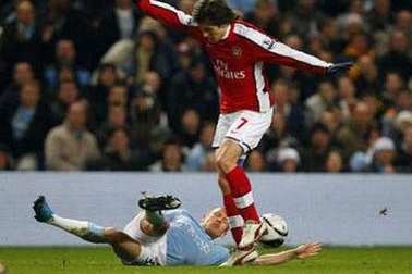 Wenger phát hoảng vì chấn thương của Rosicky