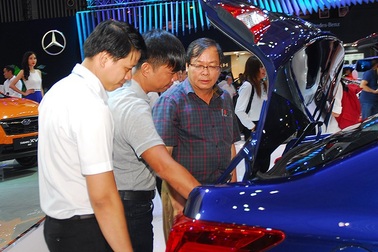 Giá ô tô nhảy múa cùng đồng đôla Mỹ