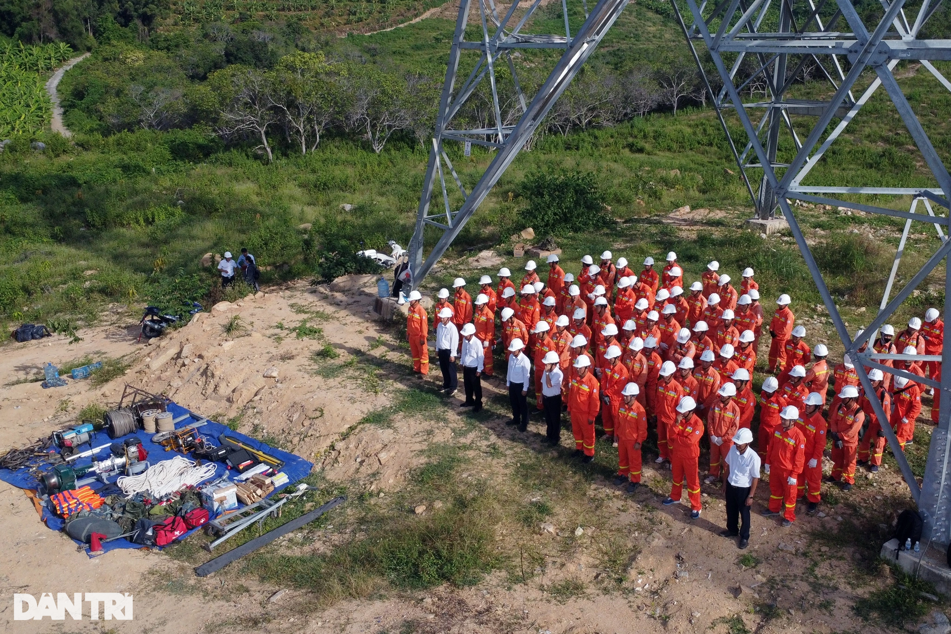 Diễn tập khắc phục sự cố đứt dây dẫn trên đường dây 500kV - 1 Diễn tập khắc phục sự cố đứt dây dẫn trên đường dây 500kV - 1