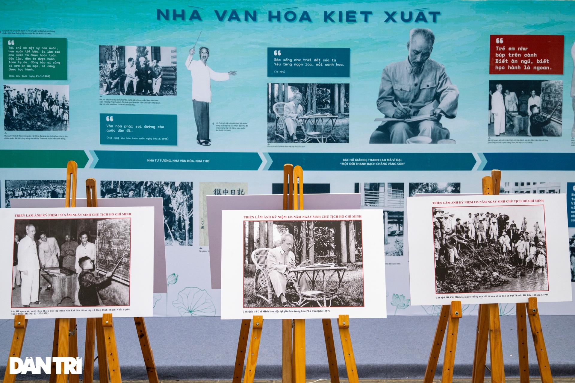 Tham quan triển lãm ảnh Chủ tịch Hồ Chí Minh, nhận phụ san đặc biệt về Bác - 3 Tham quan triển lãm ảnh Chủ tịch Hồ Chí Minh, nhận phụ san đặc biệt về Bác - 3