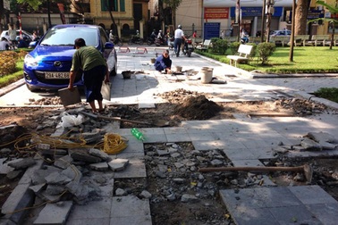 Cận cảnh vườn hoa Lý Tự Trọng nát bét vì “làm đường” cho dân chơi