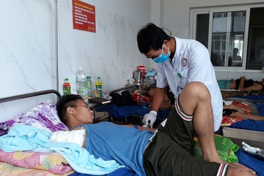 Nam thanh niên mất cả cánh tay vì dùng thuốc thầy lang trị vết thương rắn cắn