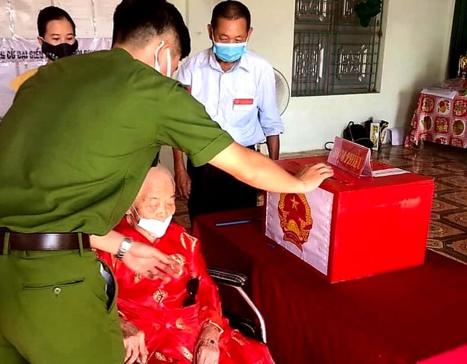 Những cử tri hơn 100 tuổi với 15 lần đi bỏ phiếu bầu cử - 2 Những cử tri hơn 100 tuổi với 15 lần đi bỏ phiếu bầu cử - 2