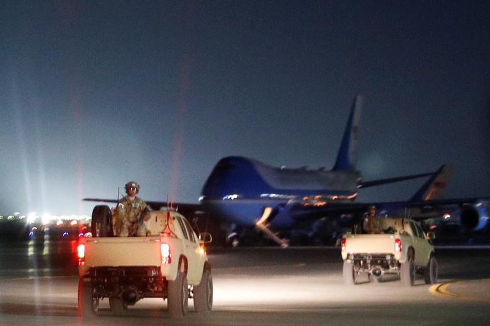 Ông Trump bí mật thăm vùng chiến sự, phục vụ đồ ăn cho quân nhân Mỹ - 5 Ông Trump bí mật thăm vùng chiến sự, phục vụ đồ ăn cho quân nhân Mỹ - 5