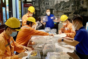 Người thợ điện Thủ đô gửi tấm lòng vào những bữa cơm tình nghĩa