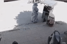 Ô tô trôi tự do trên đường, chèn ngã hai phụ nữ