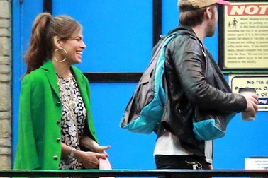 Ryan Gosling và Eva Mendes lần đầu đưa con gái đi chơi 