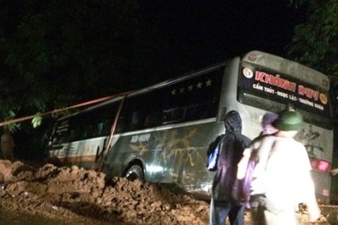 Xe khách 45 chỗ lao xuống hố sâu bên đường