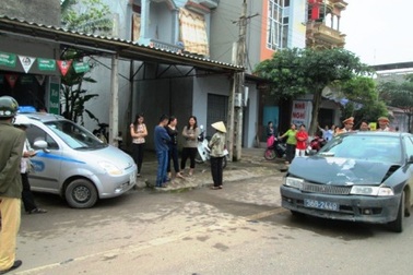 Ôtô biển xanh hất tung taxi lên vỉa hè