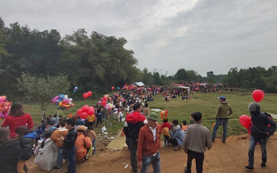 Tưng bừng cuộc chiến cà chua tại phiên chợ một năm chỉ họp một lần - 1 Tưng bừng cuộc chiến cà chua tại phiên chợ một năm chỉ họp một lần - 1