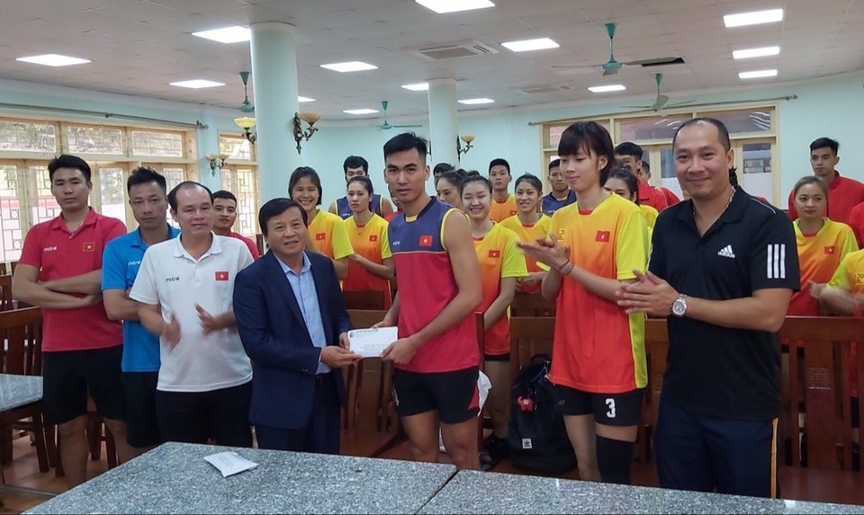 Ba đội bóng chuyền Việt Nam được tiếp lửa trước SEA Games - 2 Ba đội bóng chuyền Việt Nam được tiếp lửa trước SEA Games - 2