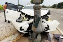 Ô tô lao lên vỉa hè tông cột đèn, 3 người bị thương nặng