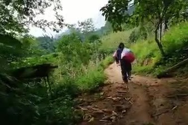 Một ngày theo chân cô giáo vùng cao "trèo đèo, lội suối" dạy học