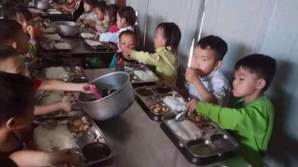 Câu chuyện cảm động sau bức ảnh chị 7 tuổi địu em 20 tháng tuổi đi học - 3 Câu chuyện cảm động sau bức ảnh chị 7 tuổi địu em 20 tháng tuổi đi học - 3