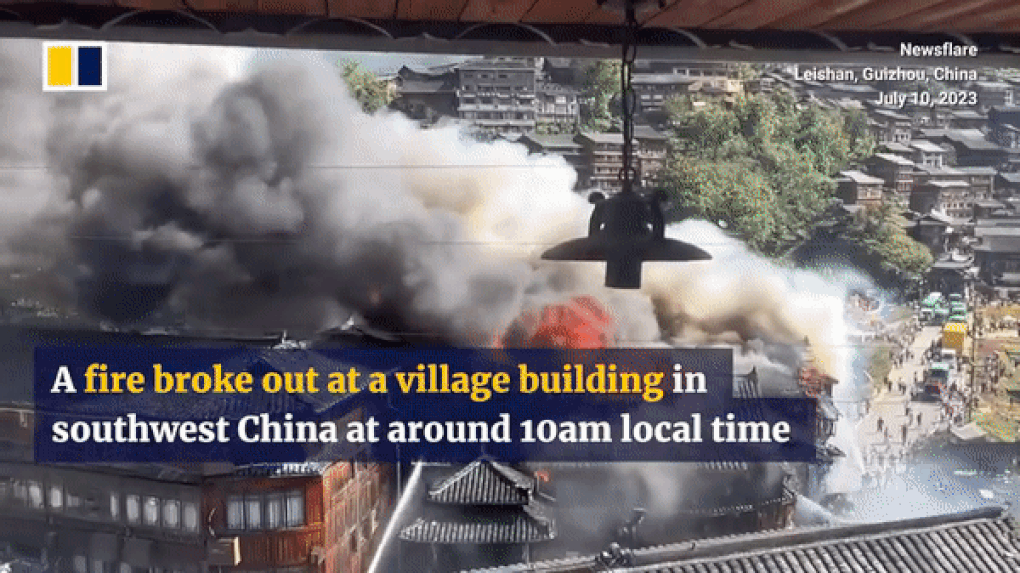 Nhà gỗ cổ cháy dữ dội, hai khách Trung Quốc liều mình nhảy lầu thoát thân - 2