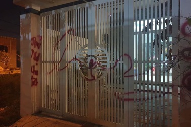 Một người tố bị doạ giết, ép viết giấy nợ giữa đường